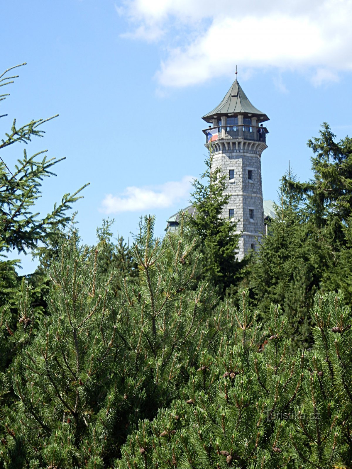 Tour de guet Klínovec sur le plus haut sommet des monts Métallifères à 1244 m d'altitude, construite en 1884