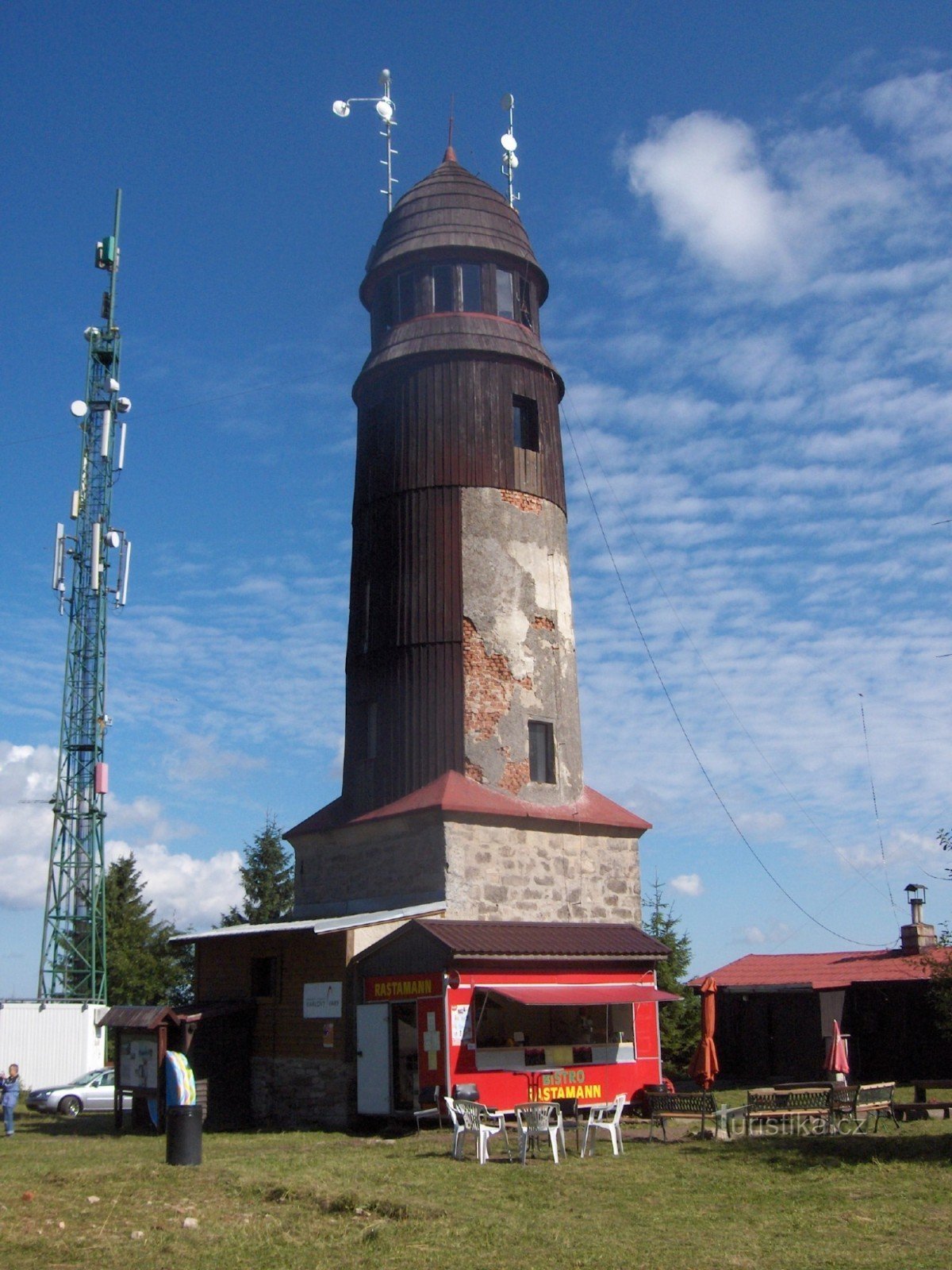 wieża widokowa na wzgórzu Blaten