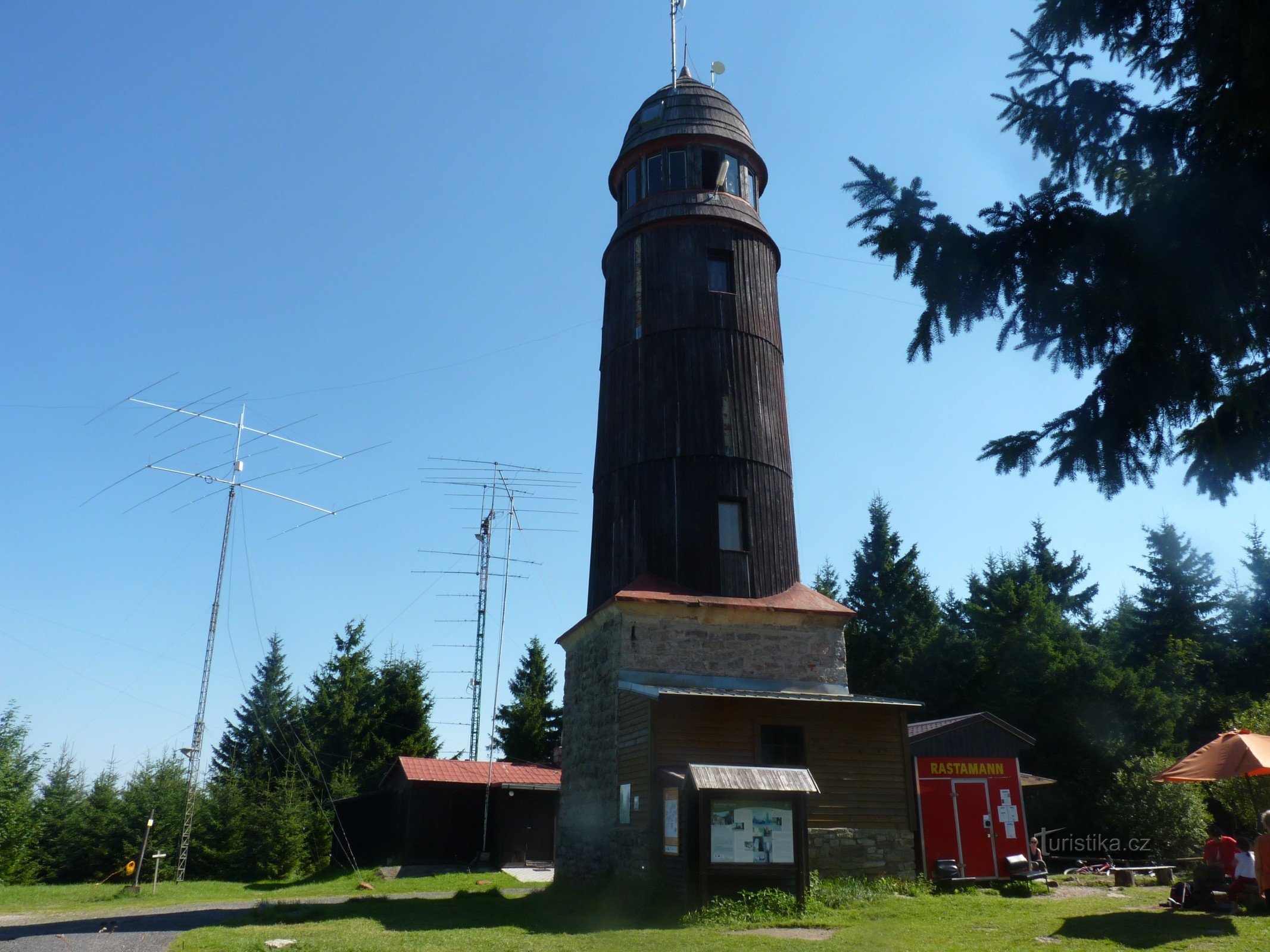 wieża widokowa na wzgórzu Blaten