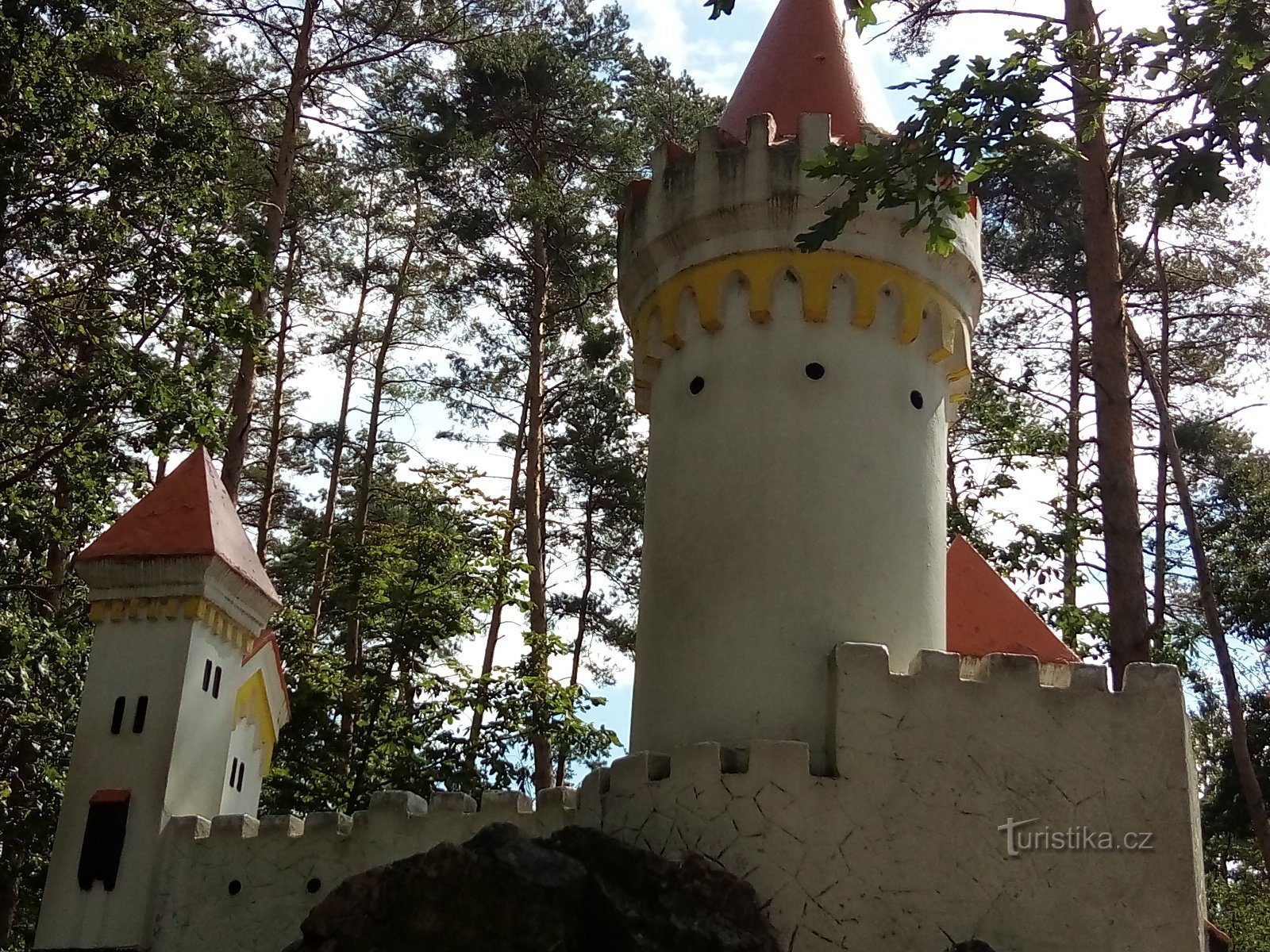 Aussichtsturm Na Chlumu und Kočíčí hrádek, Slatiňany