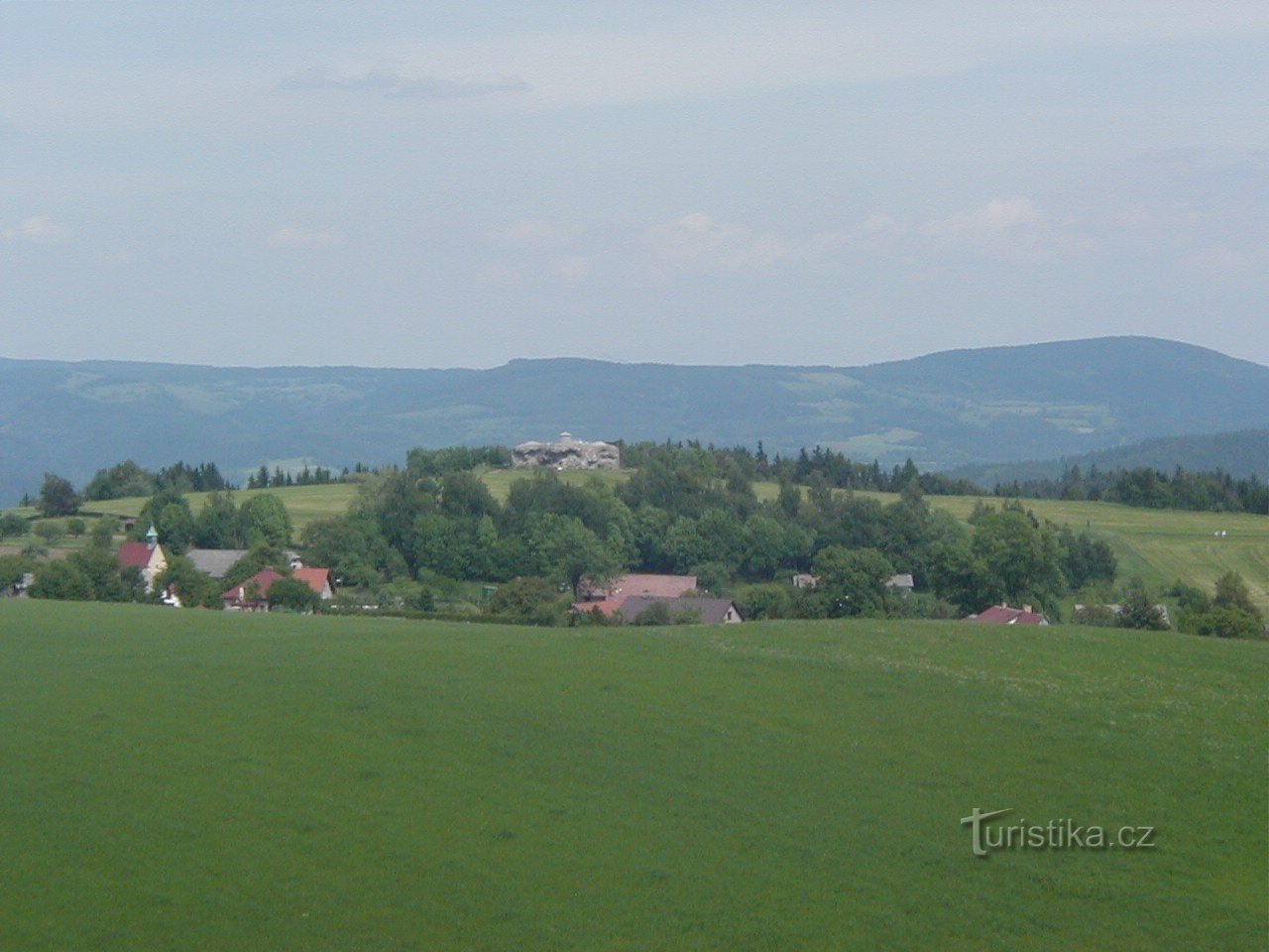 Torre de vigilancia en Dobrošov - vista hacia la fortaleza de Můstek