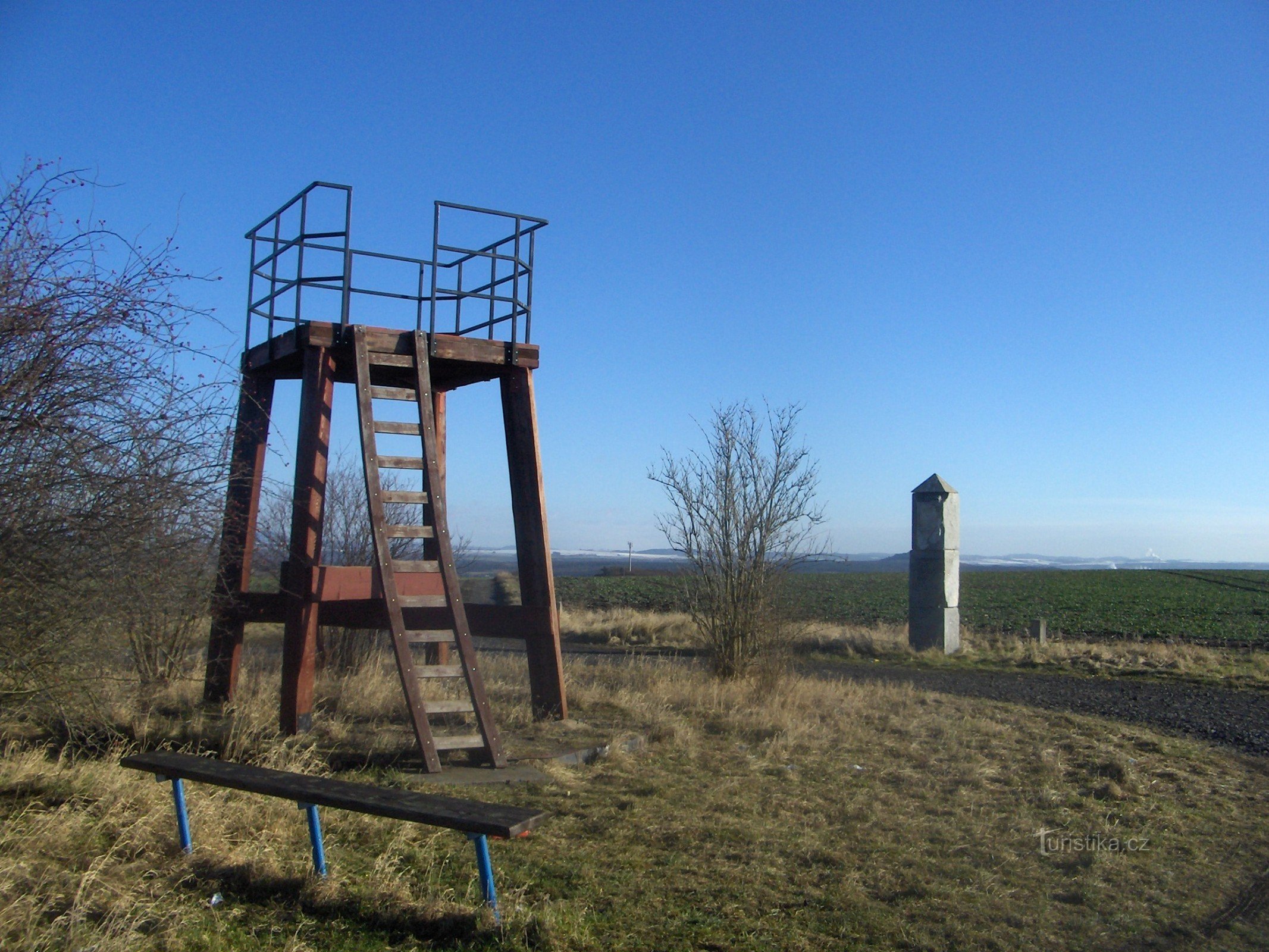 Wieża widokowa w górach.