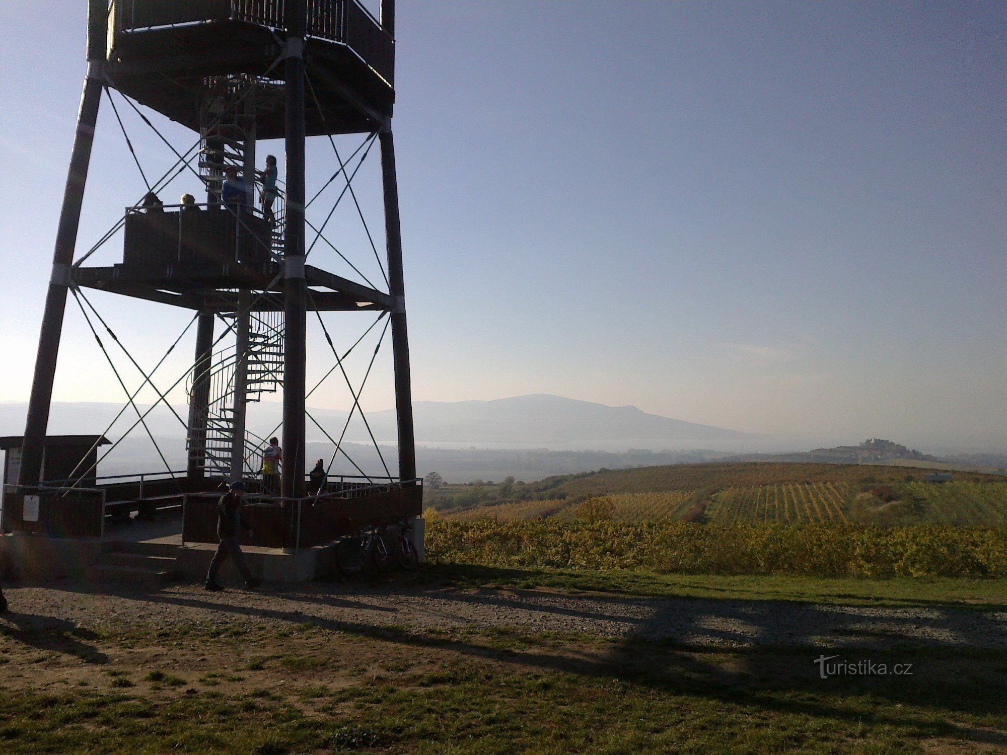 Turnul de observație de pe Přítlucké hora lângă Zaječí.