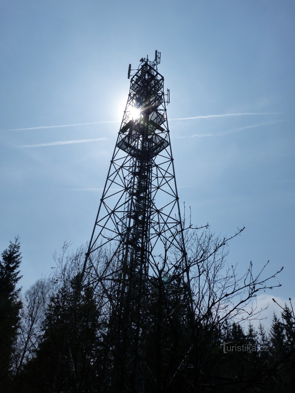 Aussichtsturm auf dem Felsen