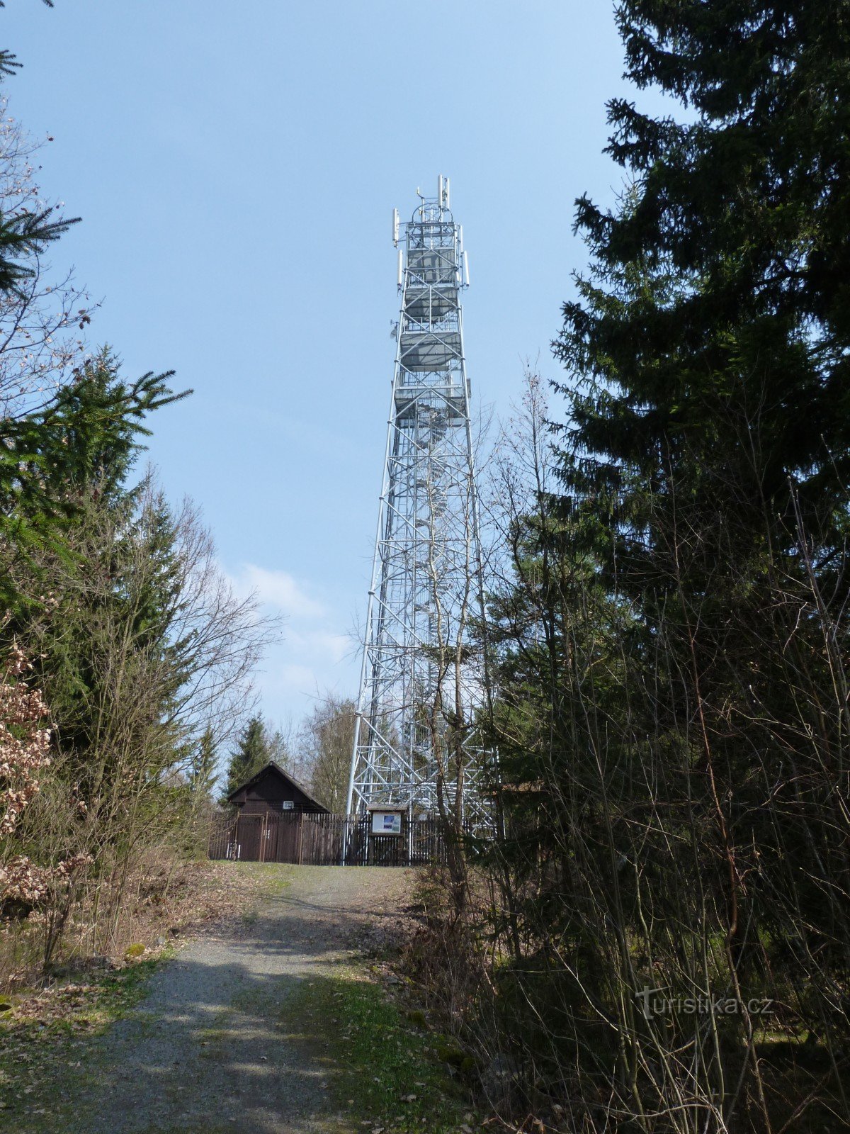 Razgledni stolp na skali