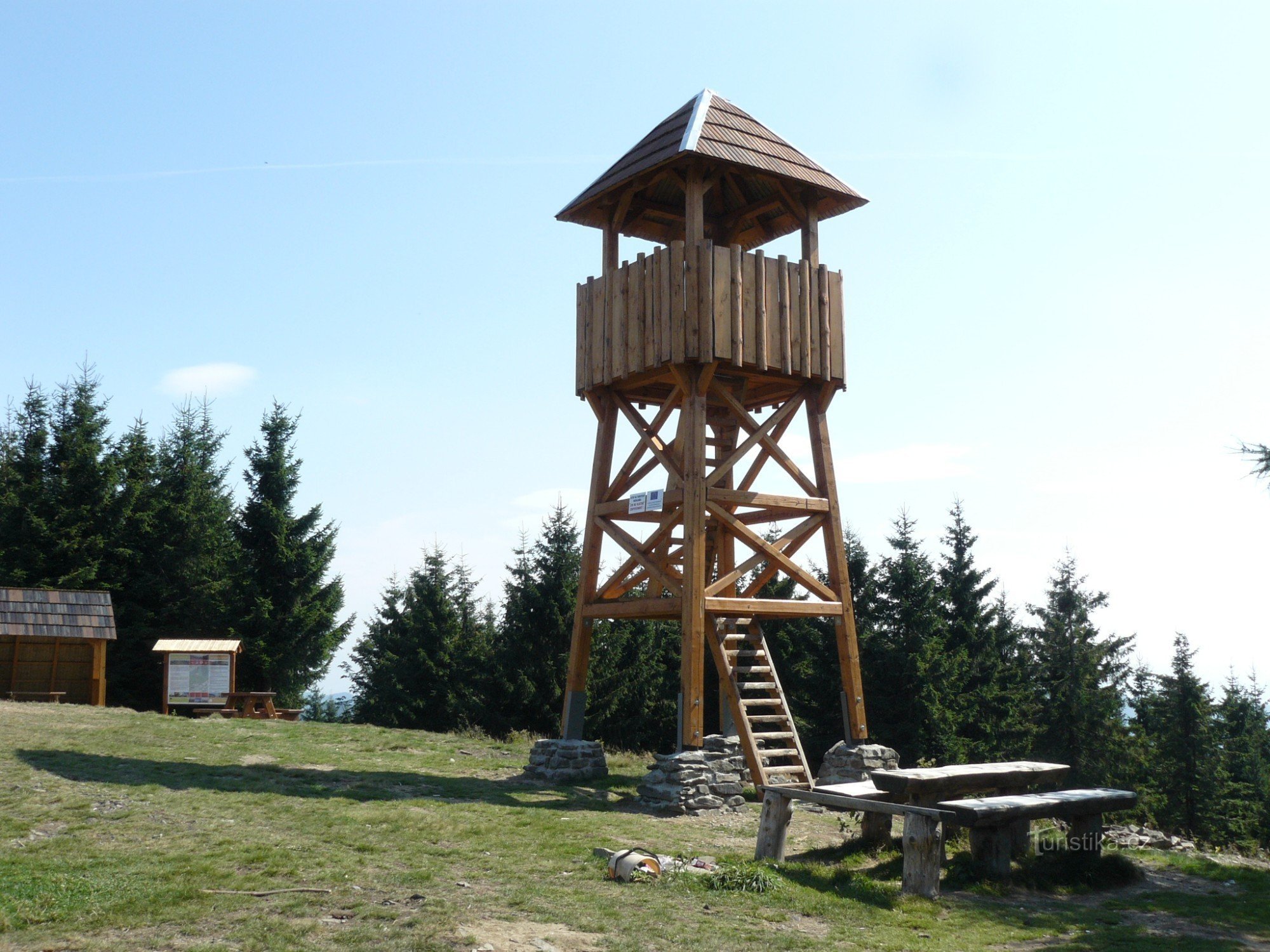 Оглядова вежа в Стратенці (1055 м над рівнем моря)