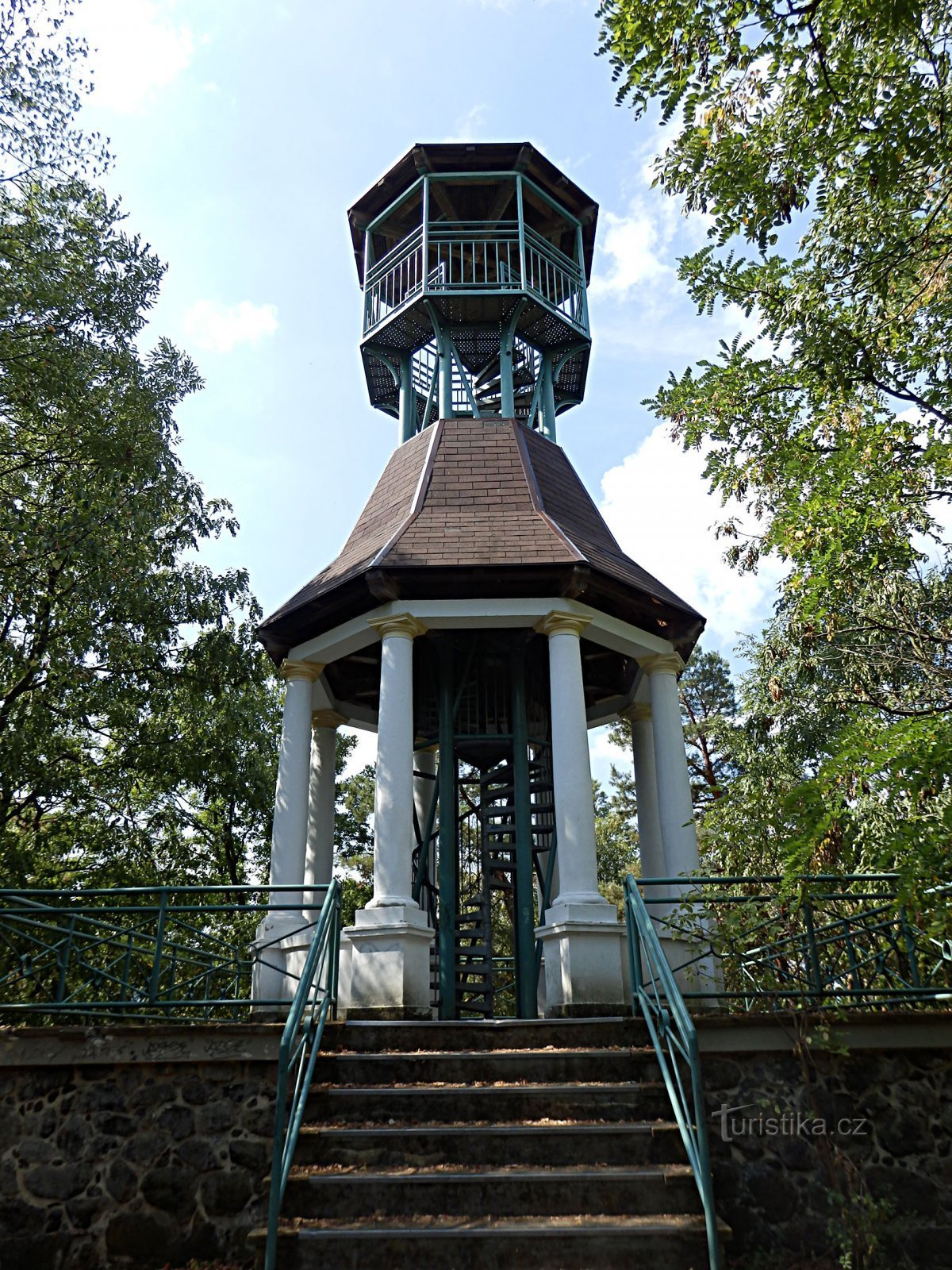 Der Aussichtsturm auf Svaté vrch in Kadani bietet einen Blick auf das Doupovská-Gebirge und das Tal des Flusses Ohře