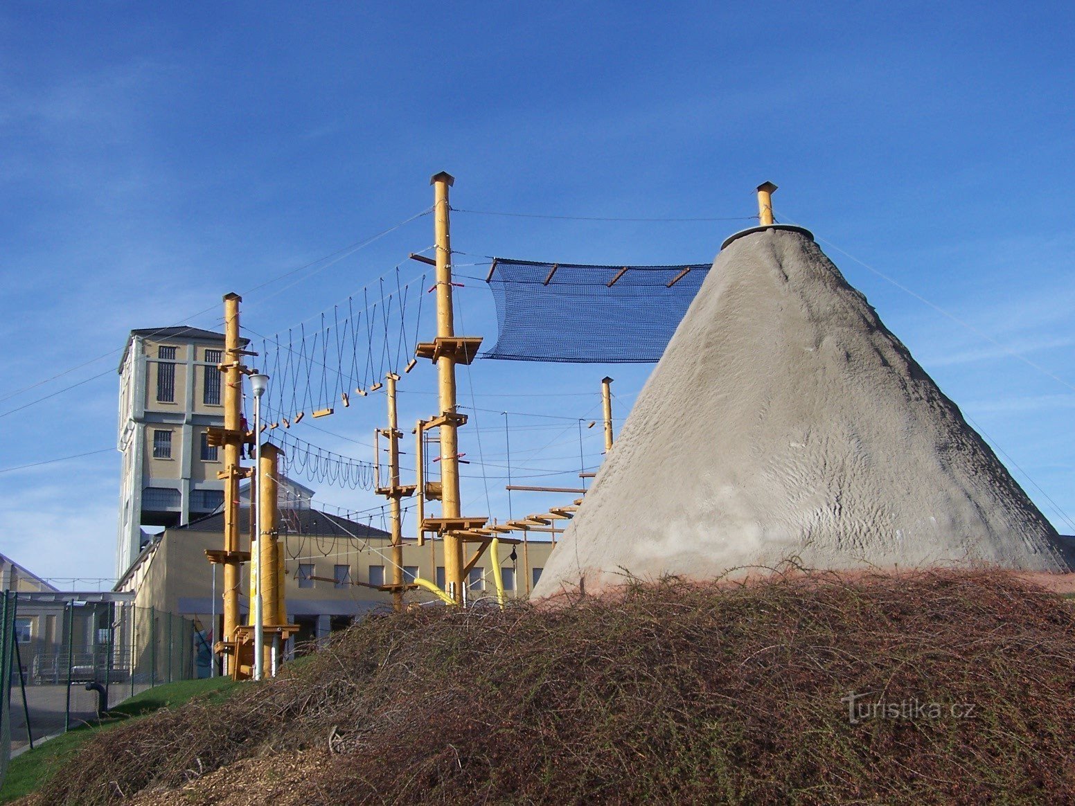 la tour d'observation de la tour minière de Kukla et la maquette du volcan de Permonium