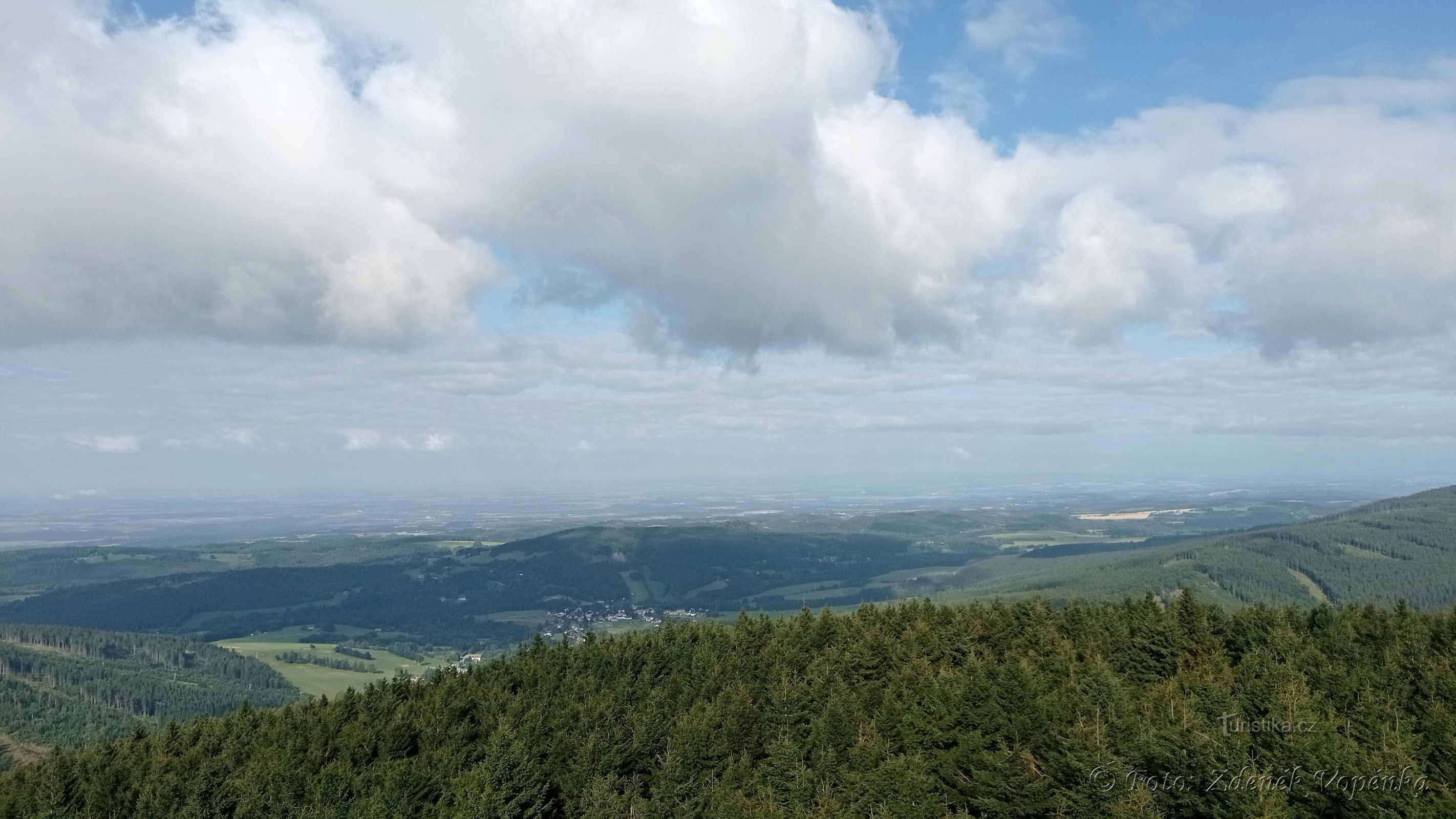 Aussichtsturm auf Velké Deštná.