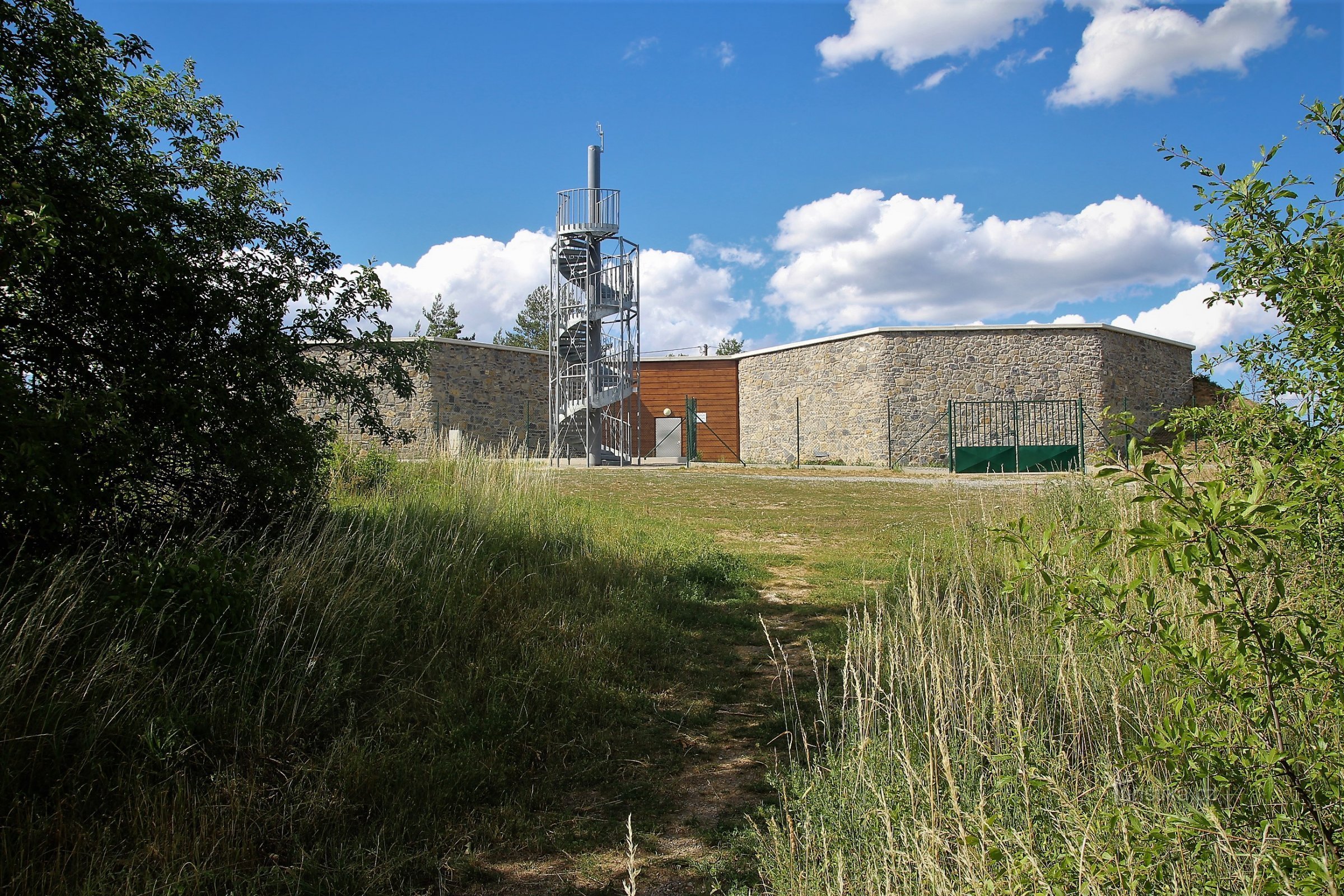 Udsigtstårnet på toppen af ​​Skalka i den lokale del af Mokrá er placeret i forgården til det lokale reservoir
