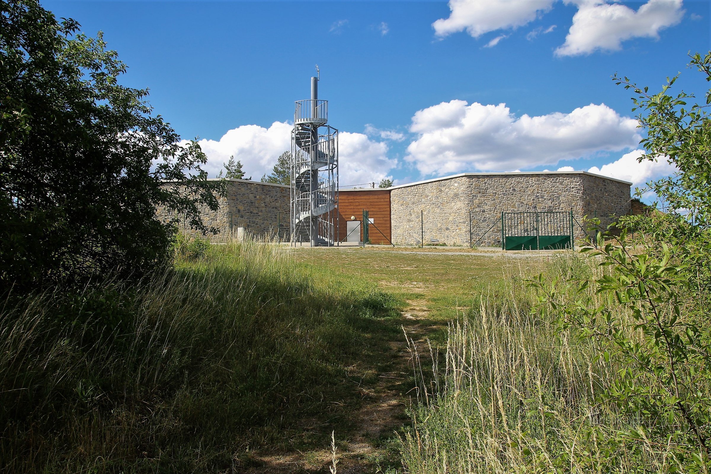 The lookout tower at the top of Skalka in the local part of Mokrá is located in the forecourt of the local reservoir