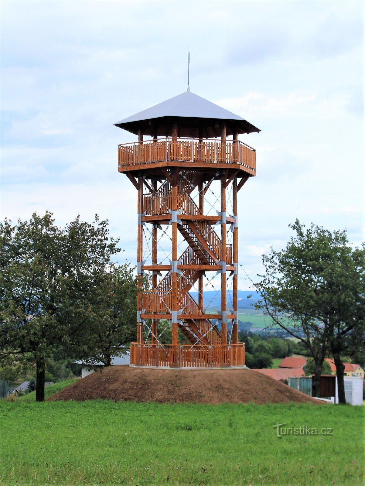 Žernovník の村の上にある展望台