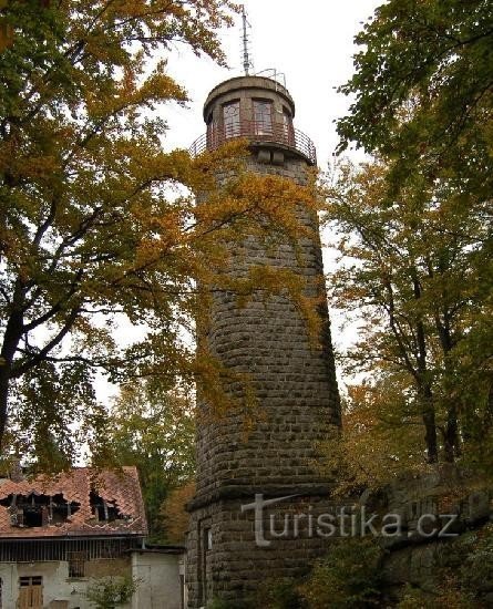 Оглядова вежа Просеч: На задньому плані зруйнована дача Над Просечою. Жовтень 2006 року.