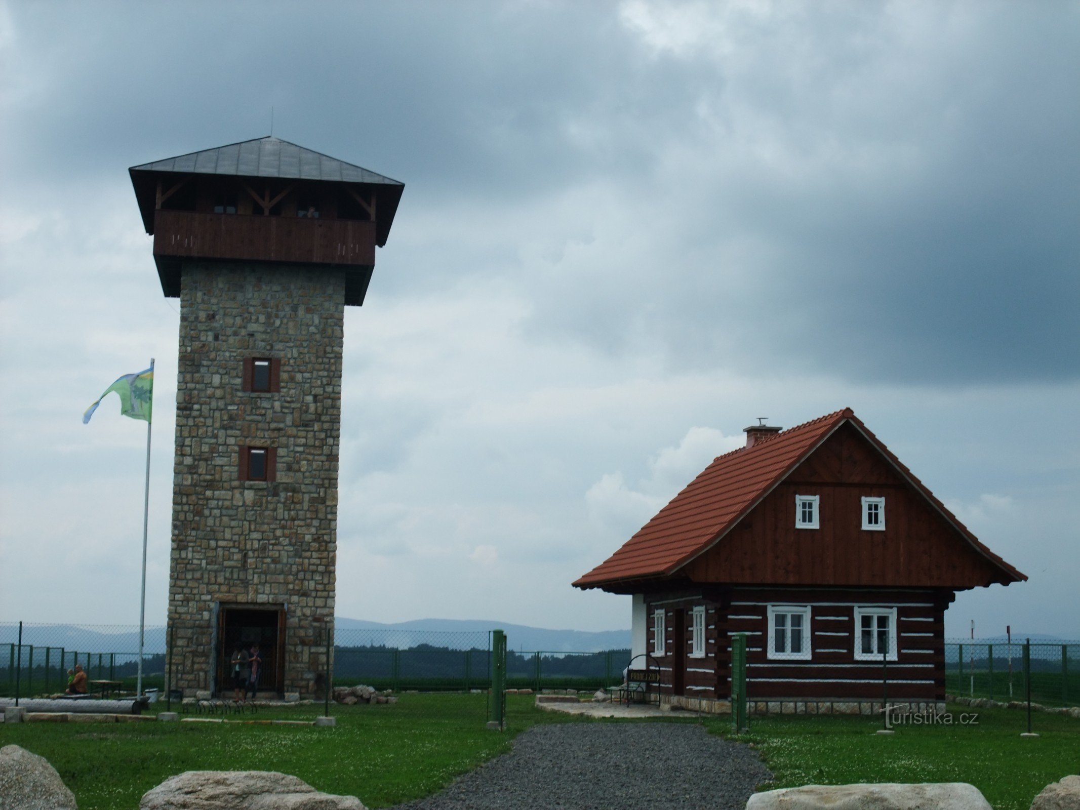 torre de vigia com uma casa adjacente