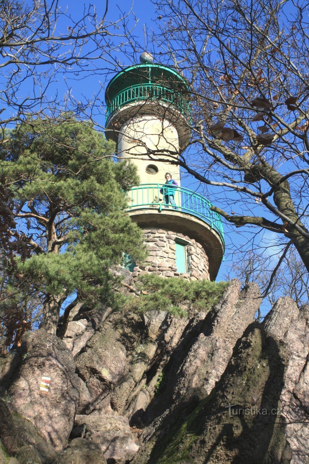 De uitkijktoren bevindt zich op een rotsachtige bergkam