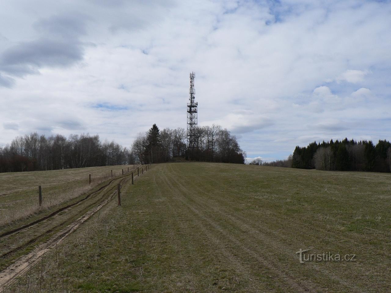 Het uitkijkpunt Slabošovka vanaf de weg van Besednice