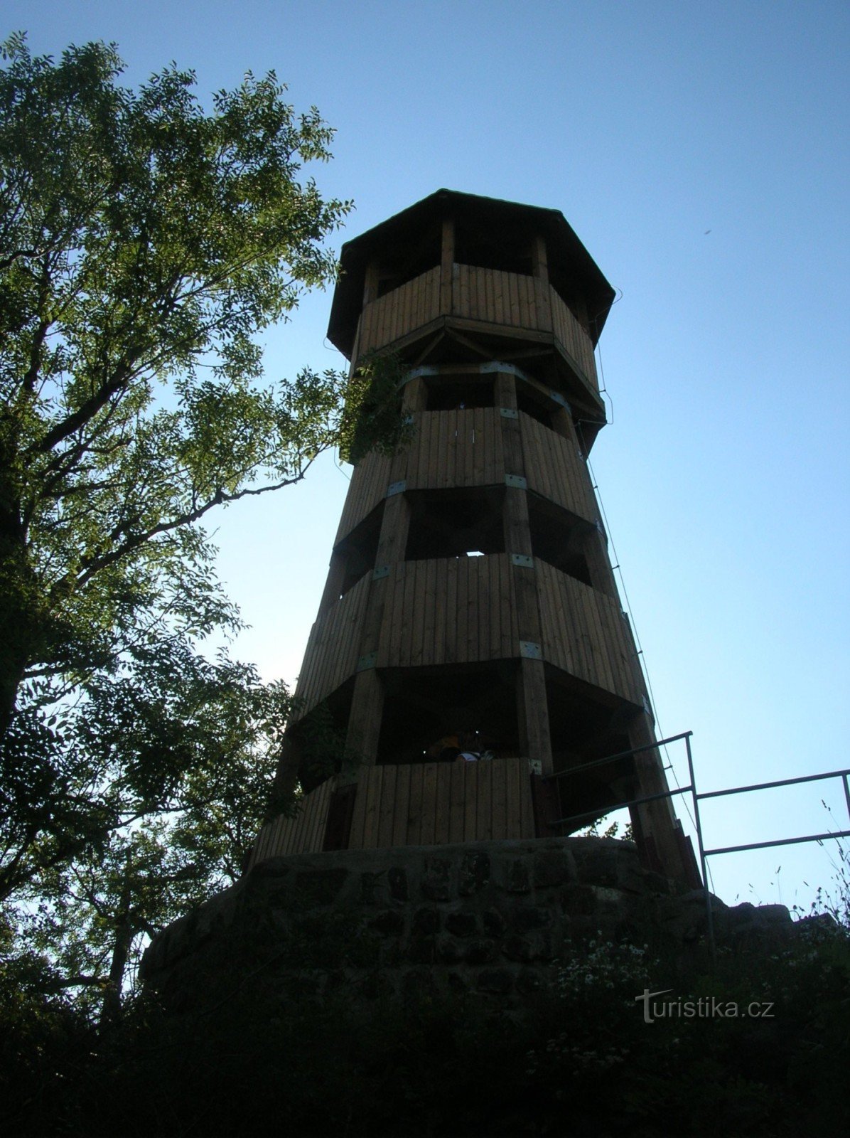 Aussichtspunkt Strážný vrch von unten