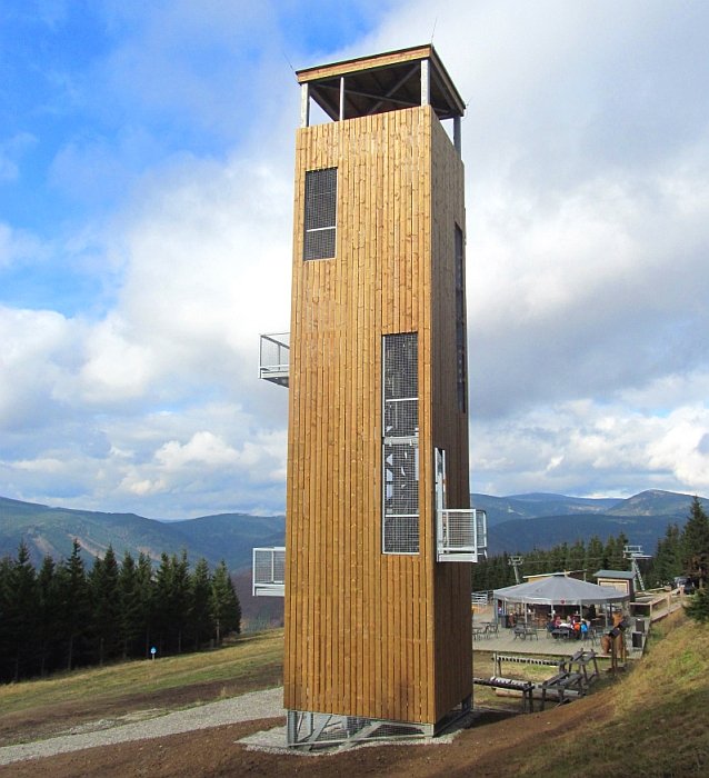 Aussichtsturm bei der Grouse-Hütte (U Medvěda)