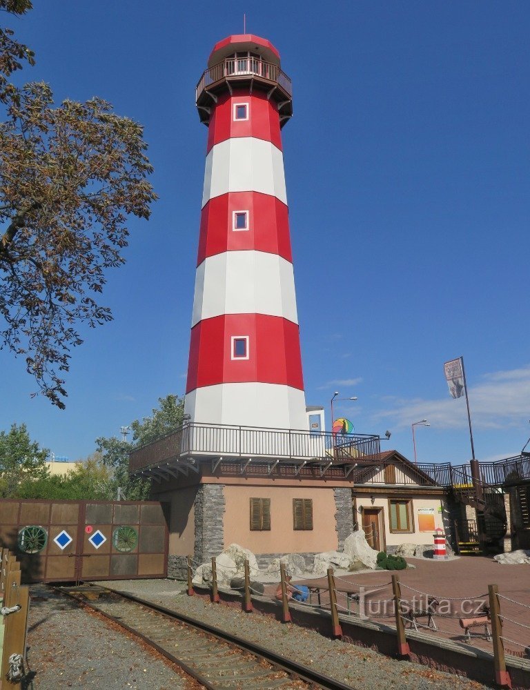 Aussichtsturm in Form eines Leuchtturms