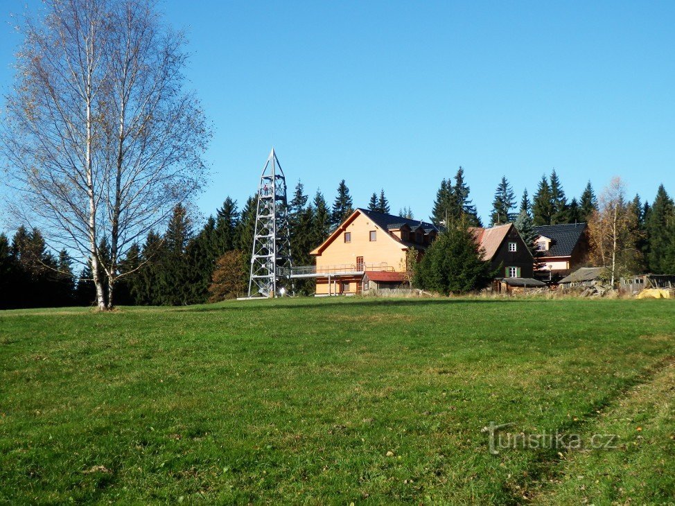 Uitkijktoren naast het appartementengebouw op Zlatá vyhlídka