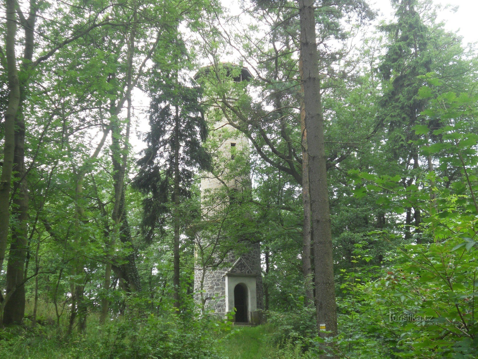 Torre vigía Velký Chlum cerca de Děčín.