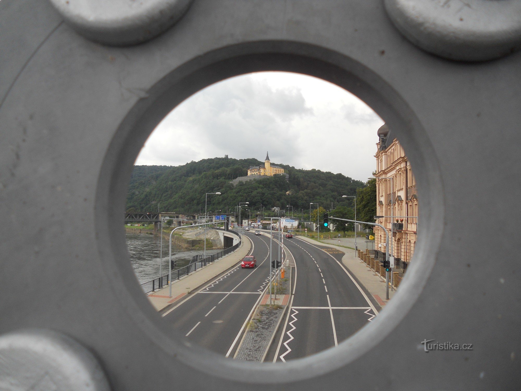 Torre di osservazione Větruše attraverso la struttura del ponte della stazione.