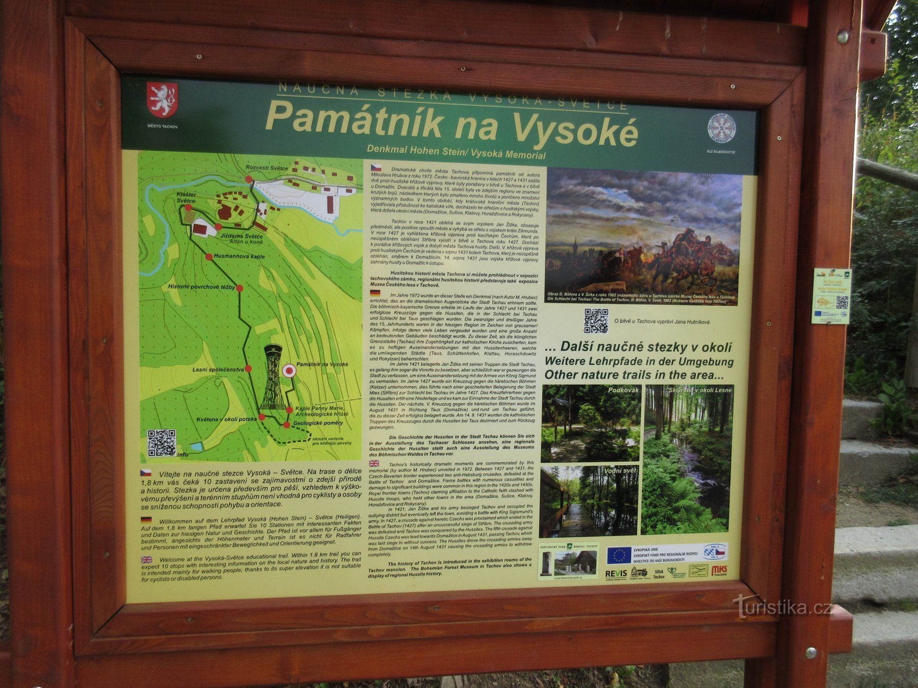 A torre de vigia Vysoké perto de Tachova e o monumento Na Vysoké