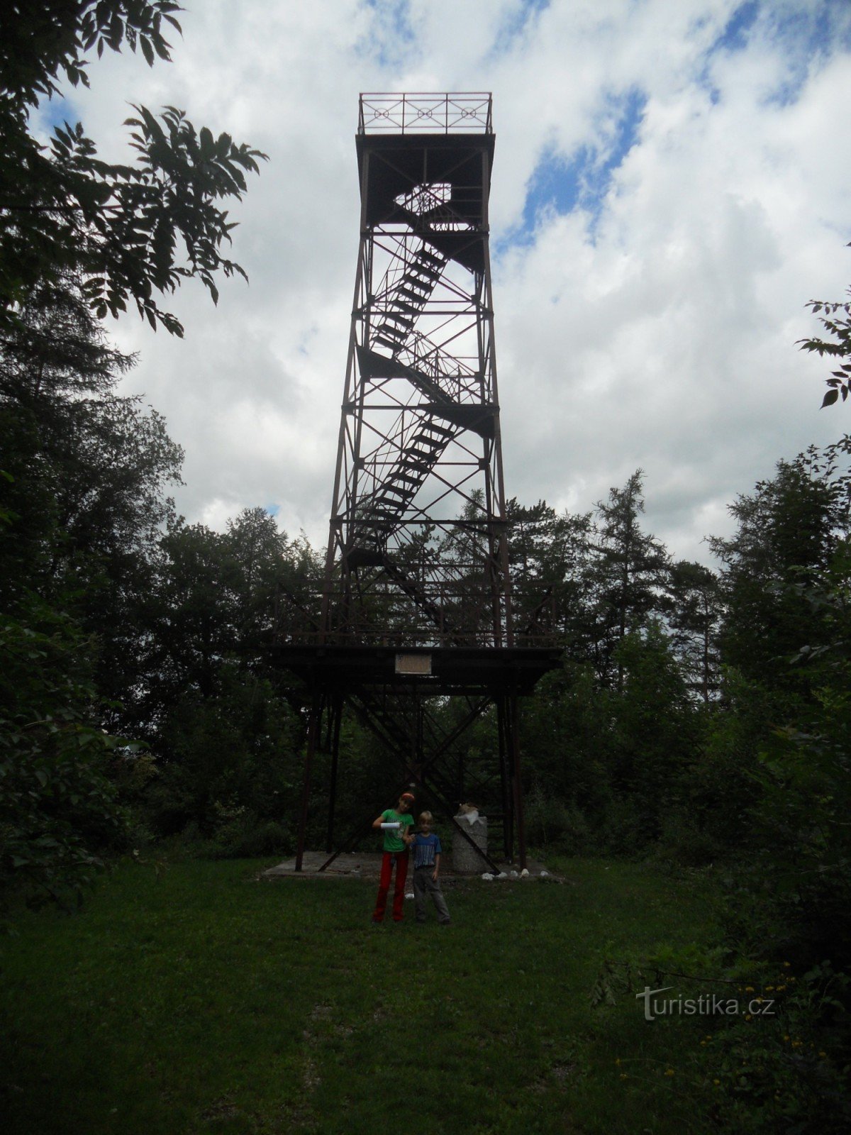 Razgledni stolp z dovozne ceste iz vasi.