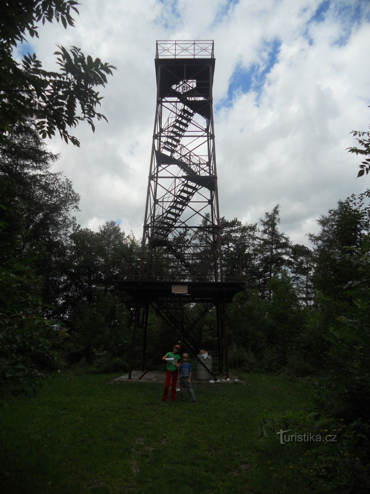 Aussichtsturm von der Zufahrtsstraße aus dem Dorf.