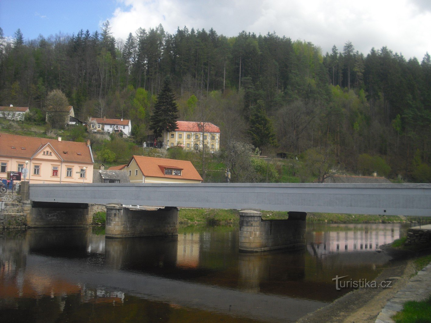 Rožmberk e Jan Nepomucký na ponte rodoviária sobre o Vltava