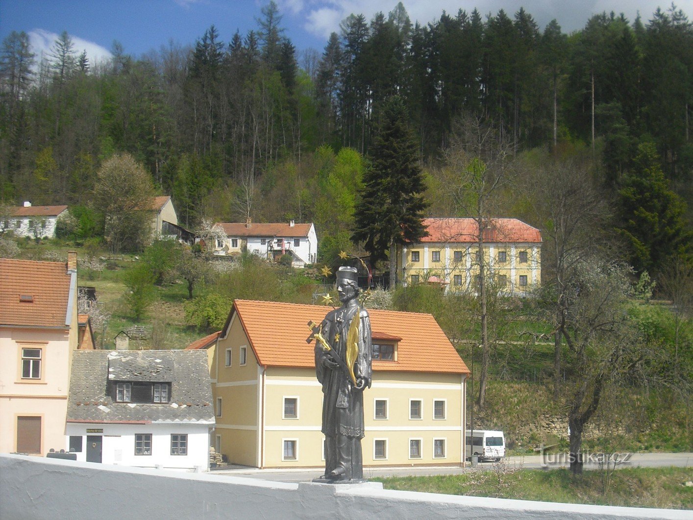 Rožmberk und Jan Nepomucký auf der Straßenbrücke über die Moldau