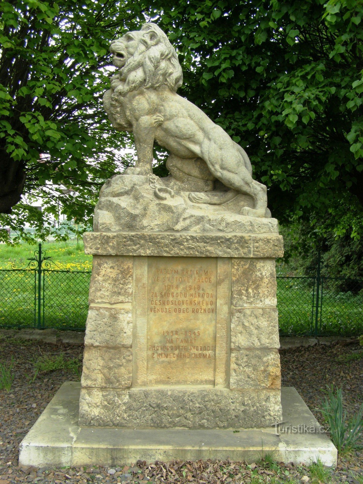 Rožnov (NA) - monumento a las víctimas del 1er St. guerra