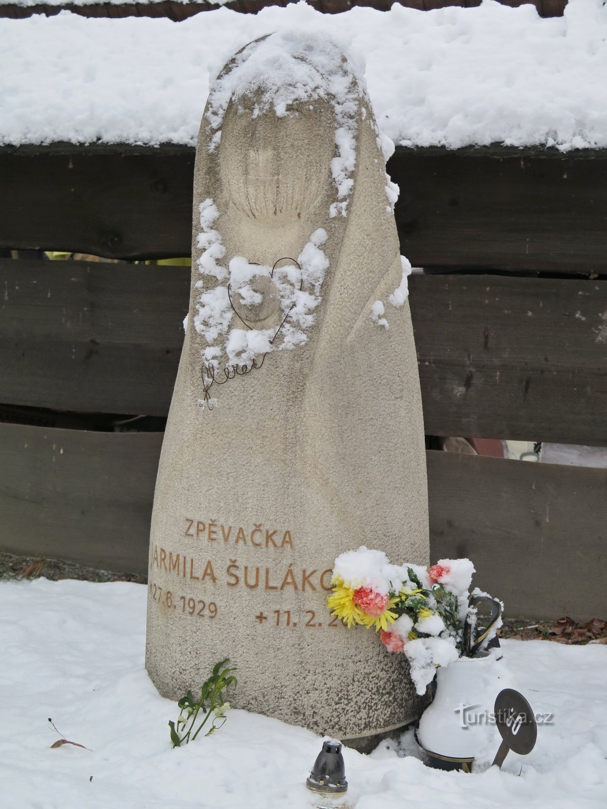 Rožnov pod Radhoštěm – pomníkový hrob valašské královny Jarmily Šulákové