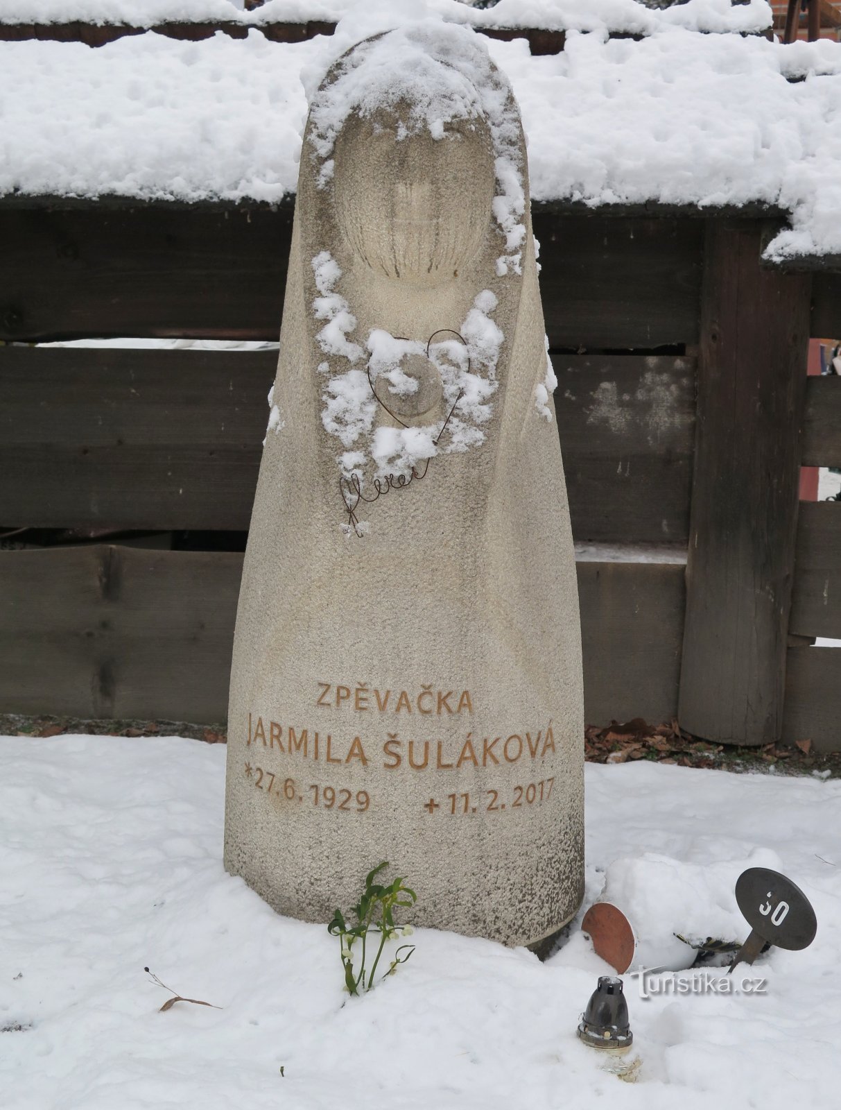 Rožnov pod Radhoštěm - la tumba conmemorativa de la reina de Valaquia Jarmila Šuláková