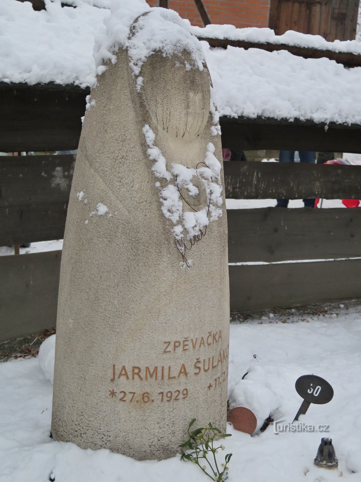 Rožnov pod Radhoštěm - la tumba conmemorativa de la reina de Valaquia Jarmila Šuláková