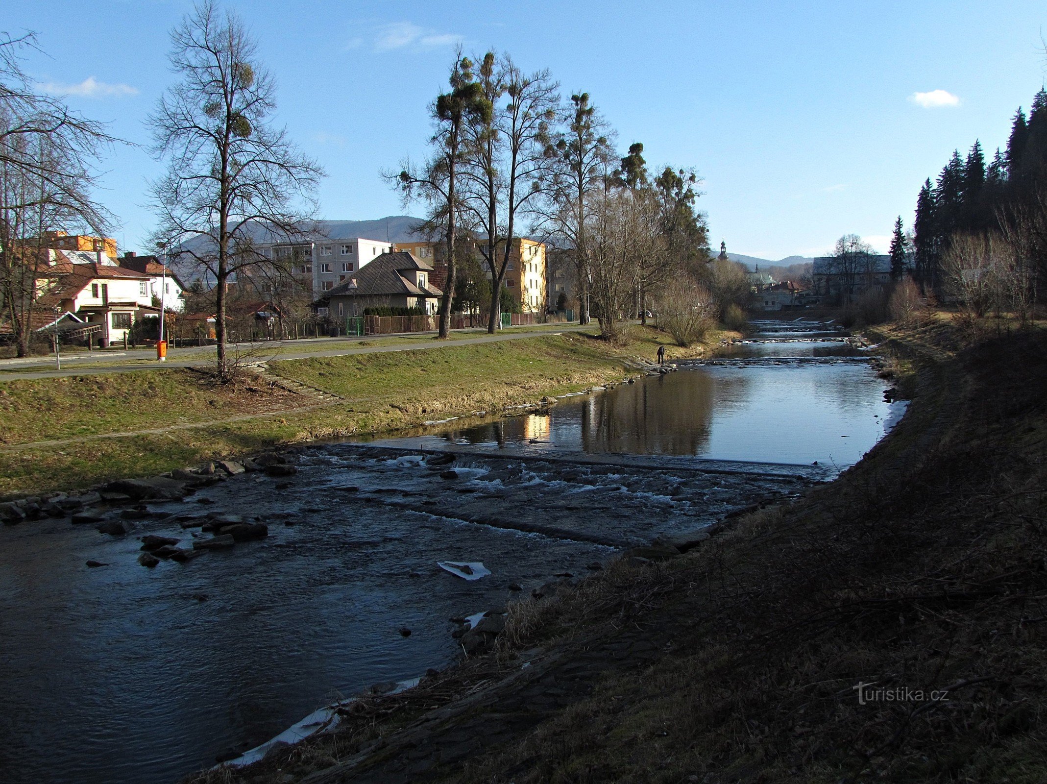 Rožnov pod Radhoštěm - skalni osamelec nad Bečvou