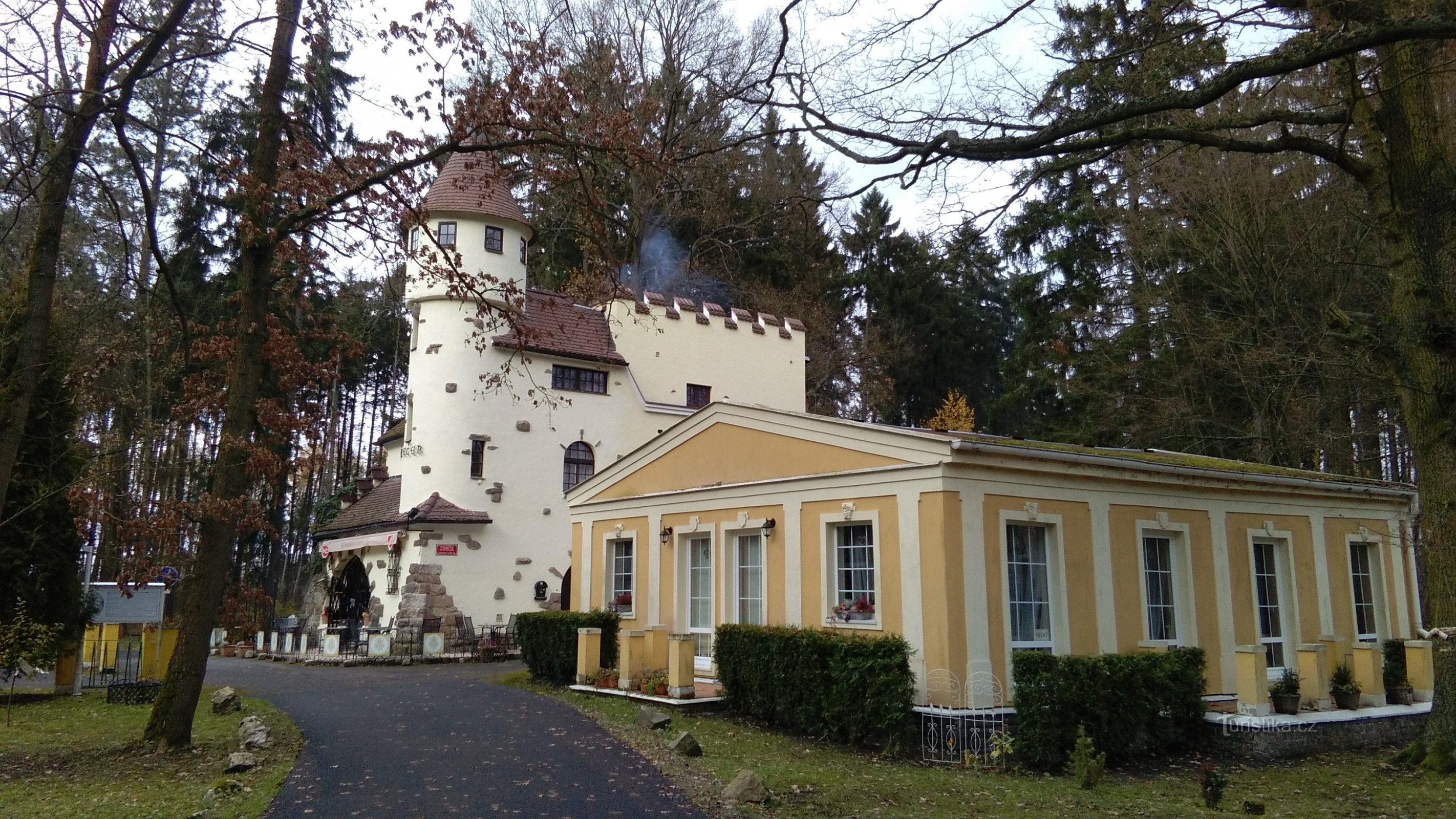 joli château à environ 20 minutes à pied de la gare sur la gauche par le tunnel derrière v