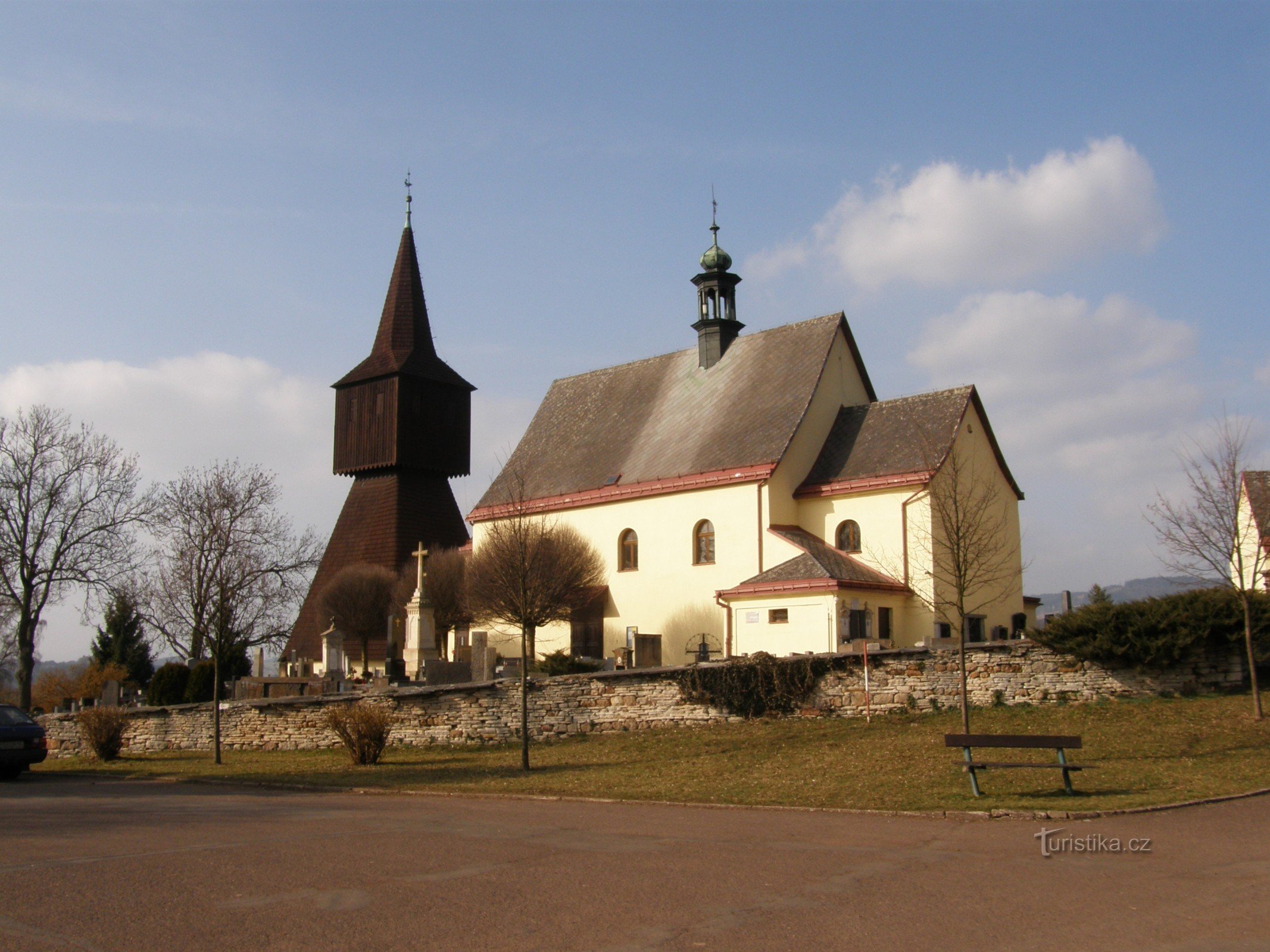 Rtyně στο Podkrkonoší - εκκλησία και καμπαναριό