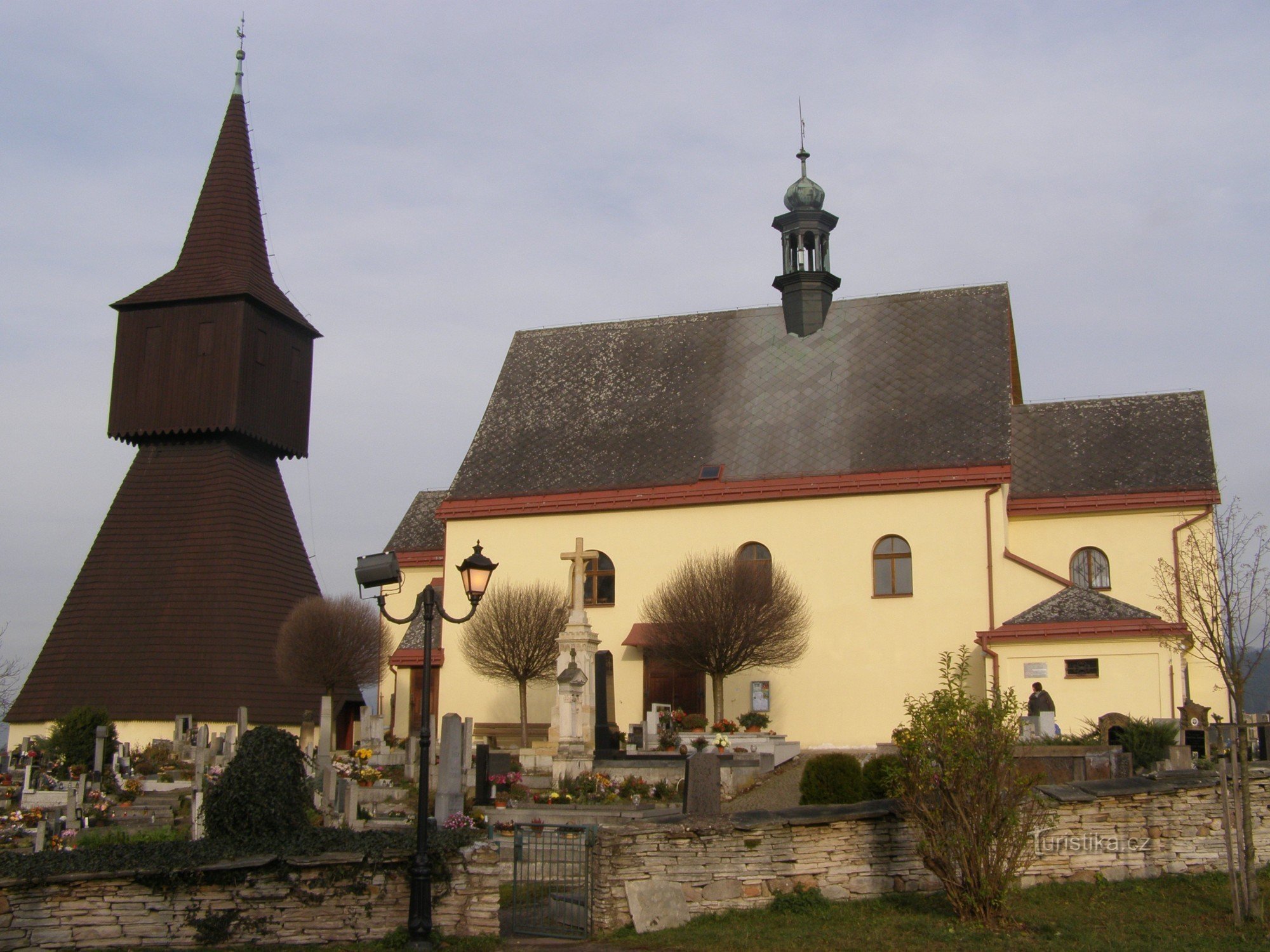 Rtyne en Podkrkonoší - iglesia de St. Juan el Bautista con el campanario