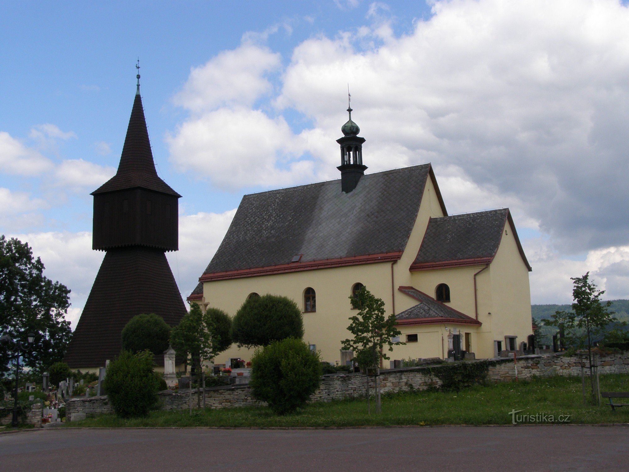 Rtyne Podkrkonošíssa - Pyhän Nikolauksen kirkko. Johannes Kastaja kellotapulin kanssa