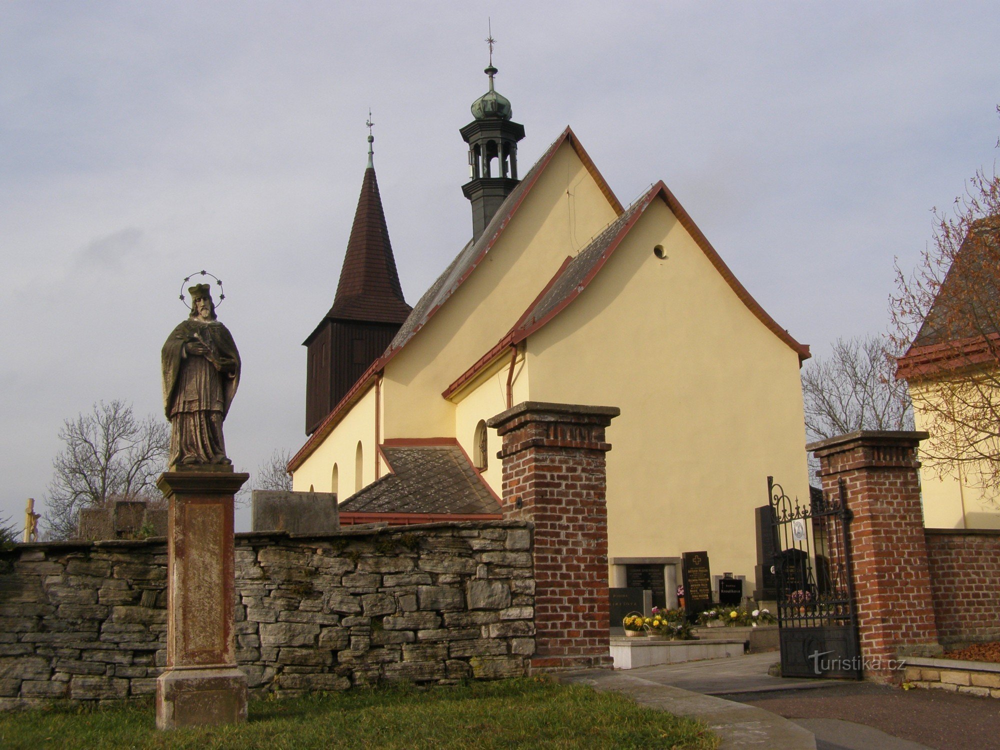 Rtyne în Podkrkonoší - biserica Sf. Ioan Botezătorul cu clopotnița
