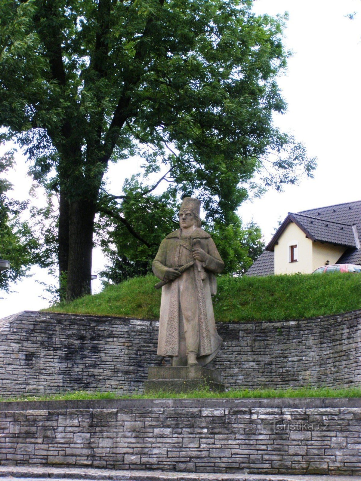Rtyne en Podkrkonoší - estatua del Rebelde