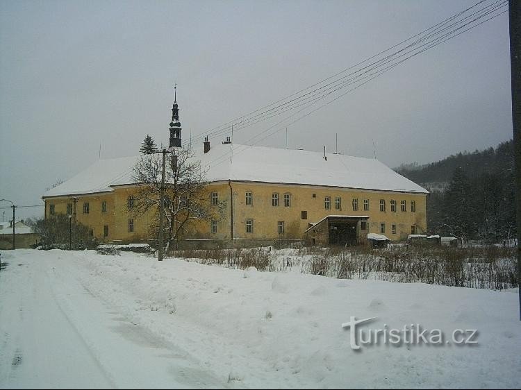 Ruda nad Moravou - dvorac zimi: Pogled s ceste iz Bartoňova