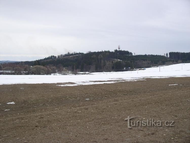 Rudný (Šacberk): View of Šacberk from the Borovice elevation. You can see the telecommunications station