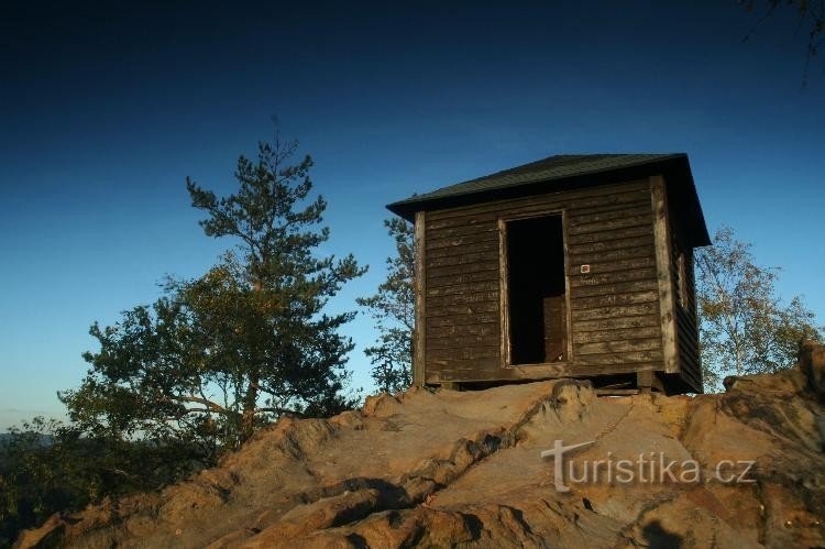 Рудольфів камінь: дерев'яна альтанка на вершині