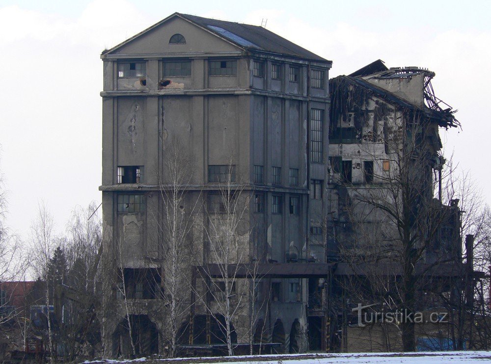 Les ruines des bâtiments ont reçu un autre coup sous la forme d'un toit endommagé, probablement à cause de fortes chutes de neige