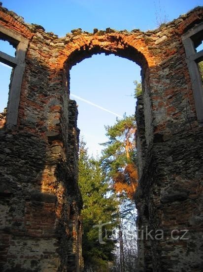 De ruïnes van de Vysoká-kapel bij Malešov op het landgoed van FA Šporka