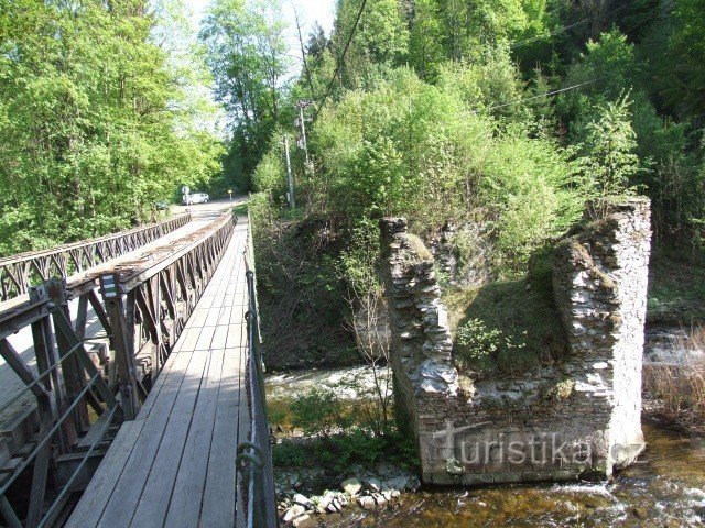 De ruïnes van de mysterieuze brug