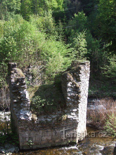 The ruins of the mysterious bridge
