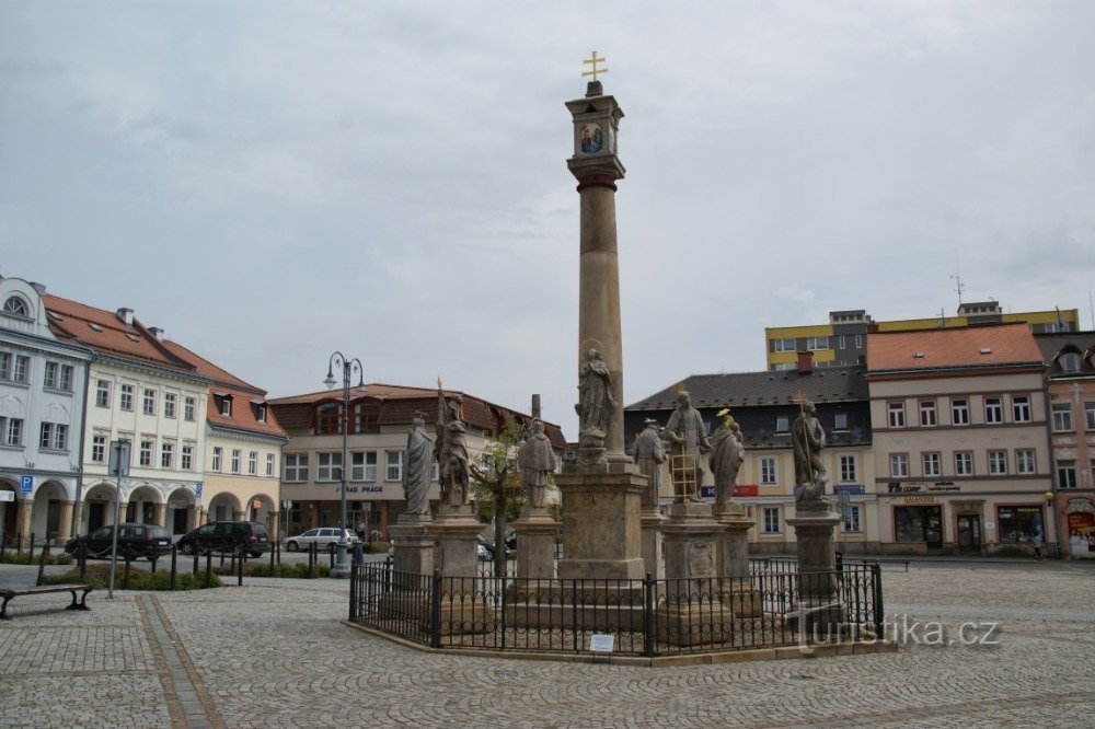 Rumburk: una columna de peste única de la Santísima Trinidad con una estatua de la Virgen María